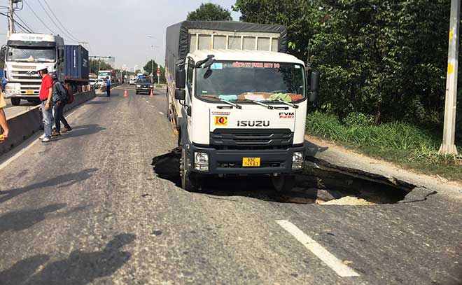 Đang chạy trên đường, xe tải bất ngờ sụp hố “khủng” ở TP Thủ Đức - 1