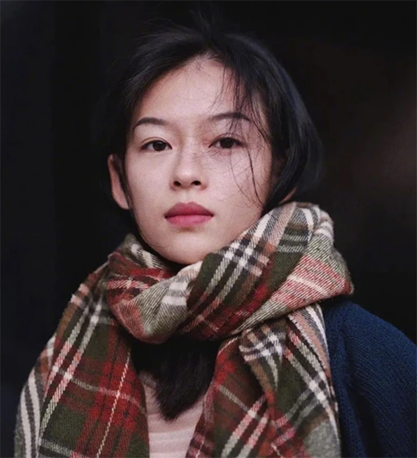 "Cô gái Erik ngỏ lời lúc 2h sáng" khoe dáng đẹp bên ao sen dù vòng 1 "mỏng cơm" - 6