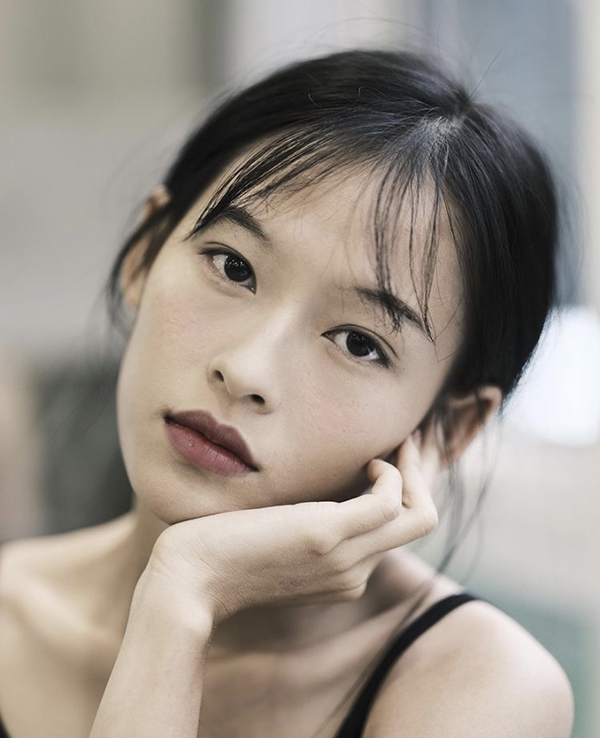 "Cô gái Erik ngỏ lời lúc 2h sáng" khoe dáng đẹp bên ao sen dù vòng 1 "mỏng cơm" - 1