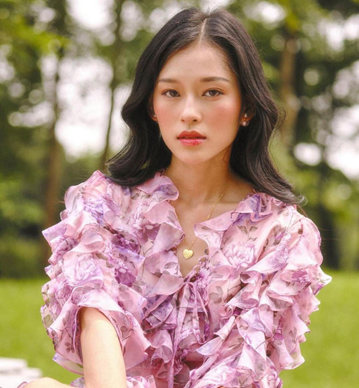 "Cô gái Erik ngỏ lời lúc 2h sáng" khoe dáng đẹp bên ao sen dù vòng 1 "mỏng cơm" - 5