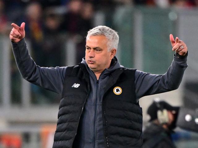 Roma phục thù ”ngựa ô”, vào bán kết cúp châu Âu: Mourinho đáp trả antifan