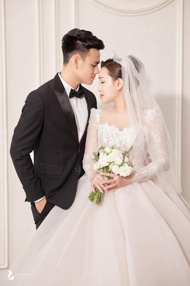Thêm khoảnh khắc Đoàn Văn Hậu và Doãn Hải My "tình bể bình" trong đám cưới Hồ Tấn Tài - 1