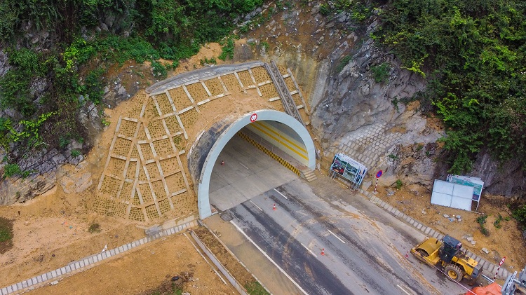 Cận cảnh dự án hầm xuyên núi trị giá gần 250 tỷ đồng, lớn nhất Quảng Ninh - 9