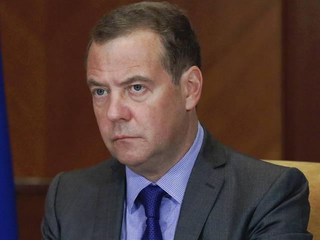 Cựu Thủ tướng Nga Medvedev tuyên bố cứng rắn với Nhật Bản