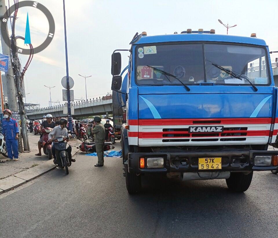 Va chạm với xe bồn, nữ hiệu trưởng tử vong - 1