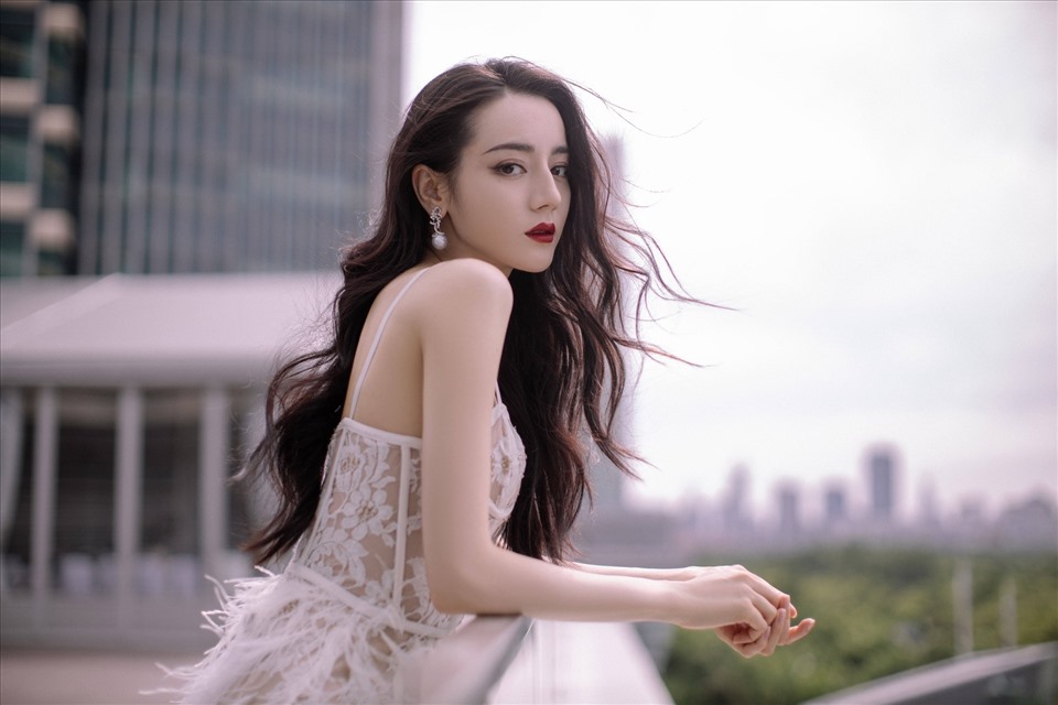 Địch Lệ Nhiệt Ba bất ngờ lên top tìm kiếm chỉ vì một bức ảnh này - 6