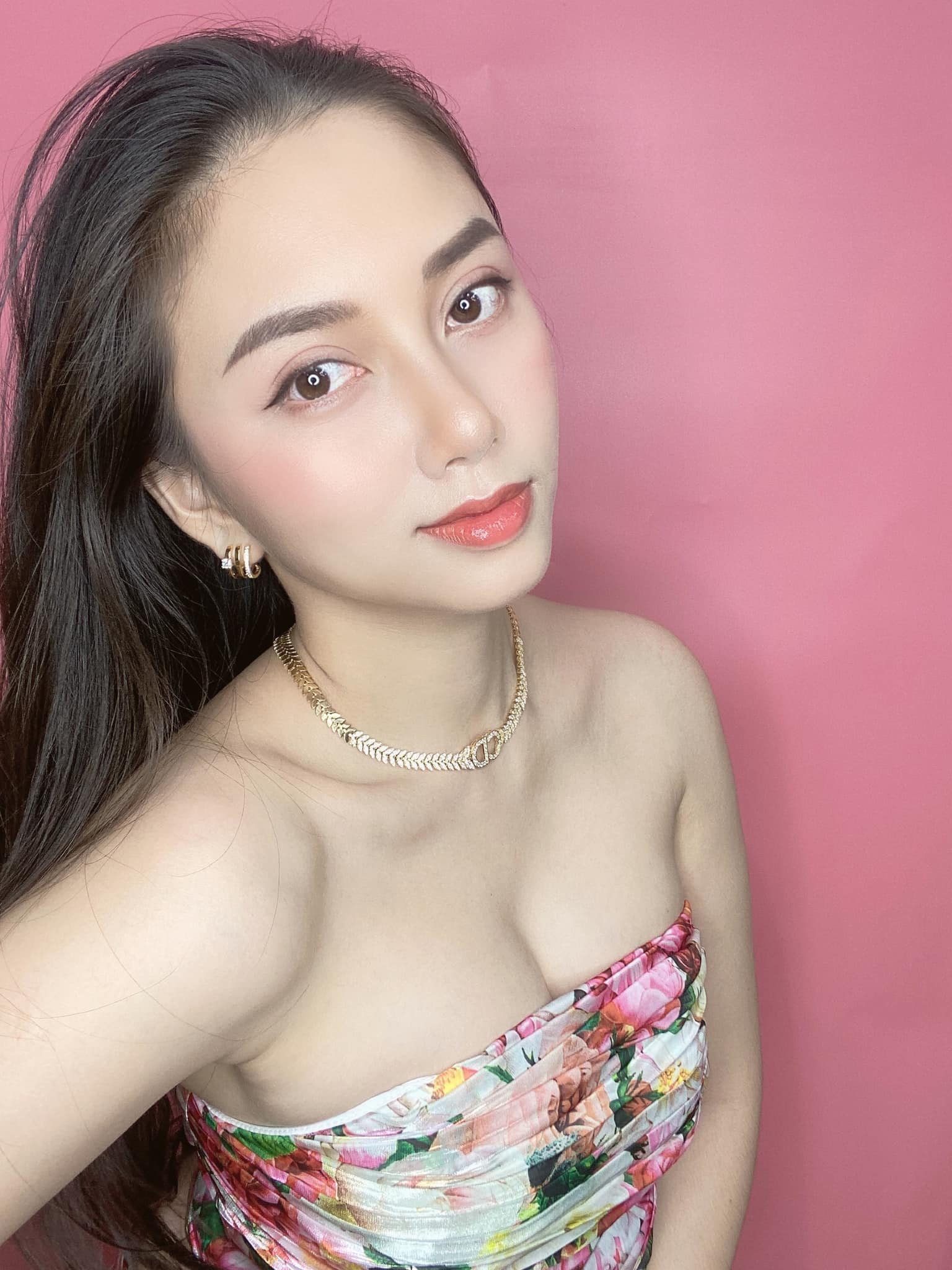 "Cô chủ tiệm vàng xinh nức tiếng miền Tây" gái 2 con vẫn giữ được sắc vóc đỉnh cao - 6