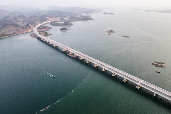 Ngắm cầu vượt biển 800 tỷ đồng với phong cảnh tuyệt đẹp ở Quảng Ninh - 1