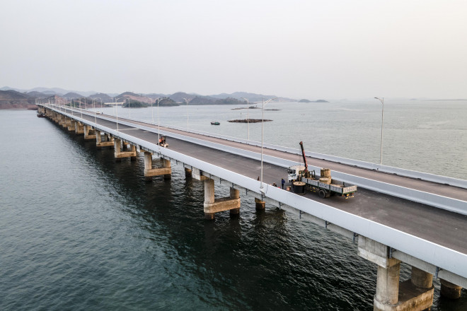 Ngắm cầu vượt biển 800 tỷ đồng với phong cảnh tuyệt đẹp ở Quảng Ninh - 3