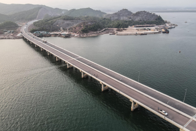 Ngắm cầu vượt biển 800 tỷ đồng với phong cảnh tuyệt đẹp ở Quảng Ninh - 5