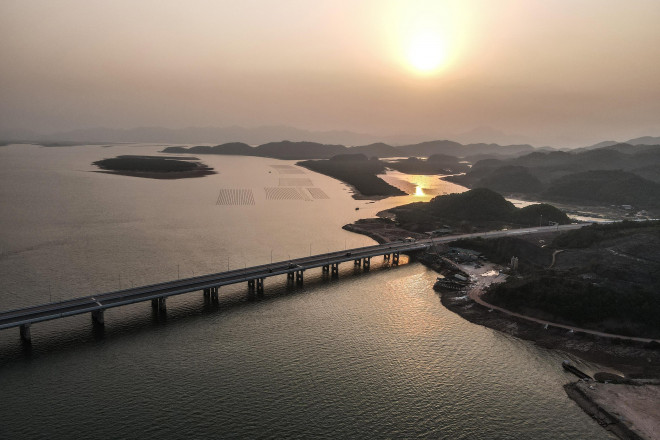 Ngắm cầu vượt biển 800 tỷ đồng với phong cảnh tuyệt đẹp ở Quảng Ninh - 14