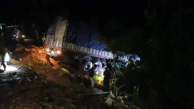 Nóng trong tuần: Tai nạn thảm khốc ở Quảng Bình, 3 người trong gia đình tử vong - 1