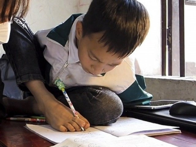 Nghị lực phi thường về cậu bé ”chim cánh cụt” Nguyễn Đông Khải