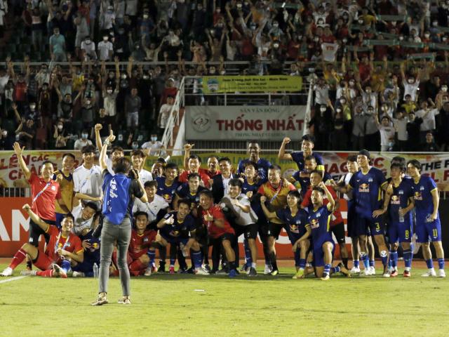 Thầy trò HLV Kiatisak vỡ oà ăn mừng trận hoà nhà vô địch Hàn Quốc