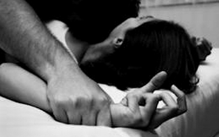 Người phụ nữ bị cưỡng bức khi đang ngủ cùng chồng - 1