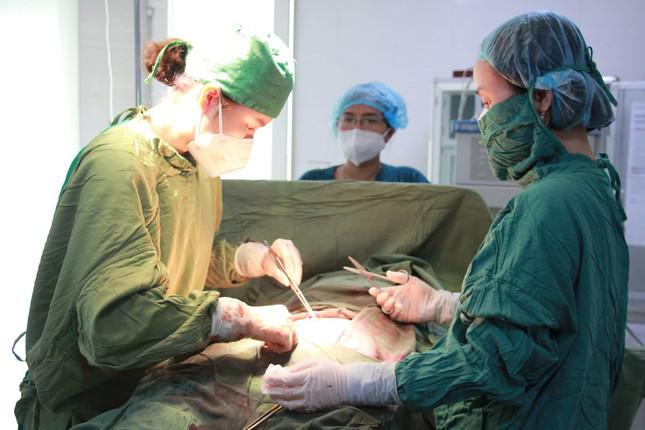 Hàng chục năm mong con, người phụ nữ vui mừng ngỡ có bầu, ai ngờ khối u khủng 7kg - 1
