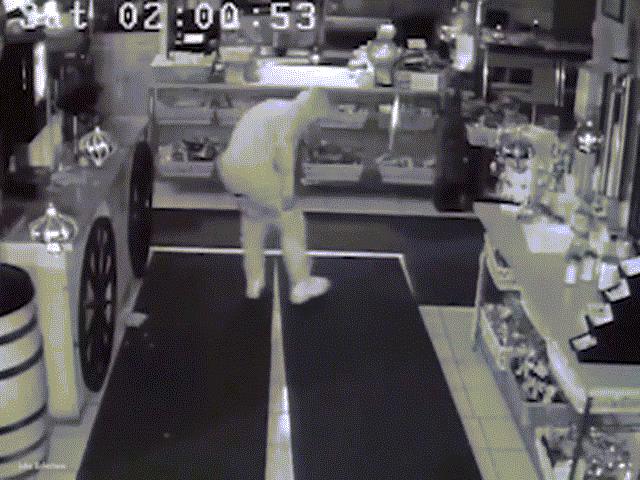 Video: Hài hước cảnh tên trộm đột nhập vào cửa hàng ăn 10 quả chuối rồi lăn ra ngủ
