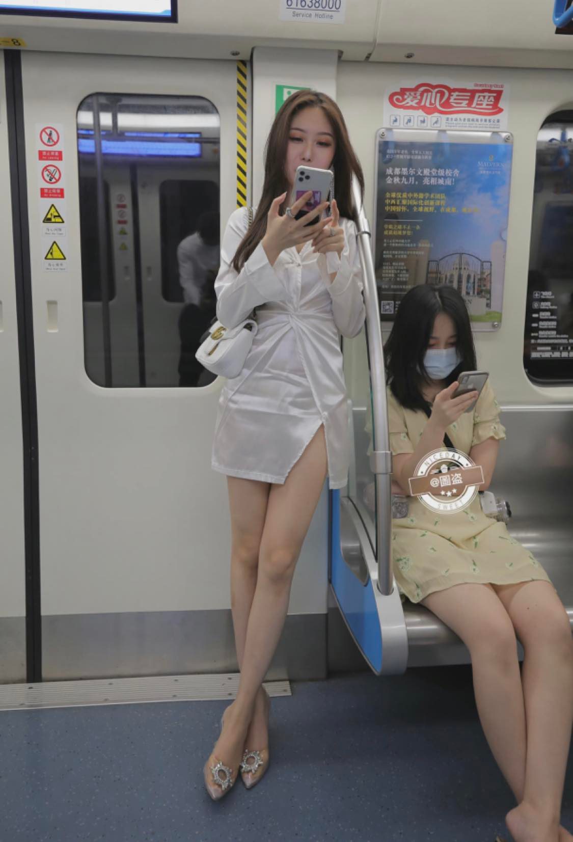 Hot girl xinh đẹp mặc váy xẻ tà cao, khoe chân dài nuột nà trên tàu điện ngầm