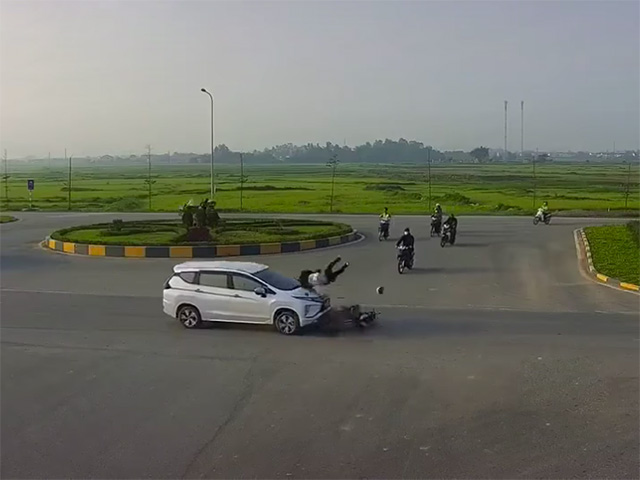 Thanh niên chạy xe máy đi tắt qua vòng xuyến bị ô tô tông mạnh văng xa mấy mét