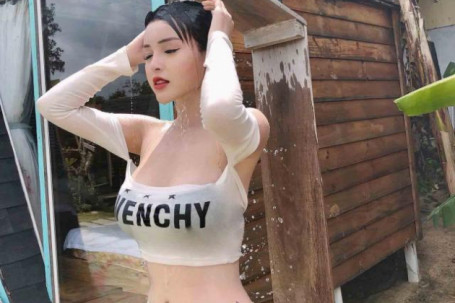 Mẫu nội y Việt có hình xăm lớn ở hông, phải mặc bikini mới thấy rõ