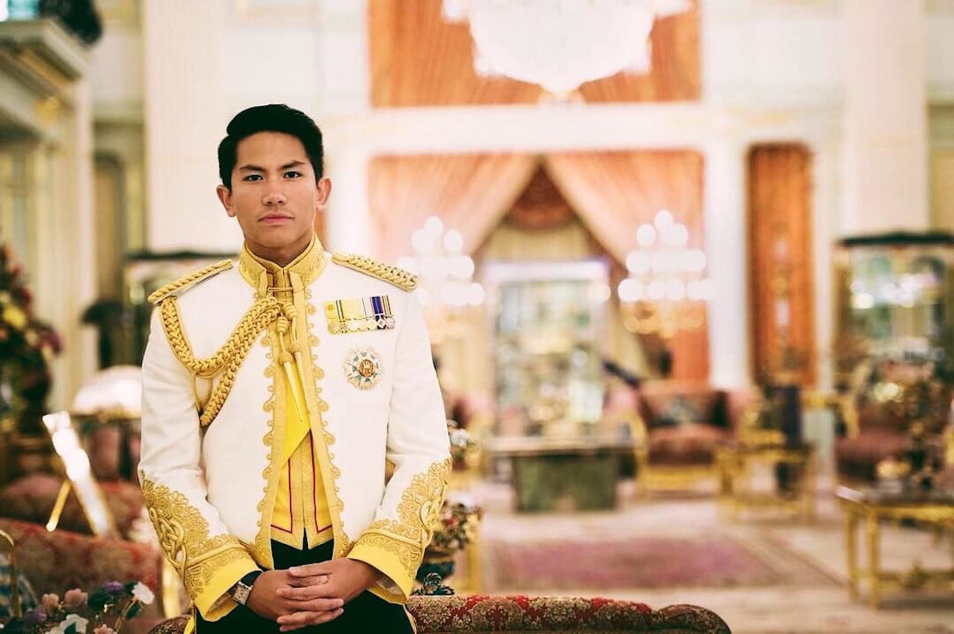 Hoàng tử đẹp trai nhất châu Á thừa kế gia tài 28 tỷ USD khiến chị em &#34;điên đảo&#34; - 1