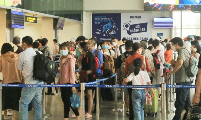 Sân bay Tân Sơn Nhất đón lượng khách kỷ lục dịp lễ 30-4 - 1
