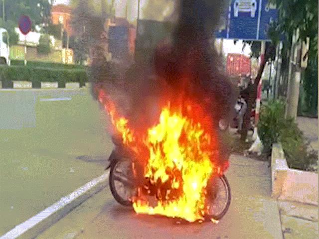 Bị kiểm tra vì ra đường trong thời gian giãn cách, người đàn ông châm lửa đốt xe