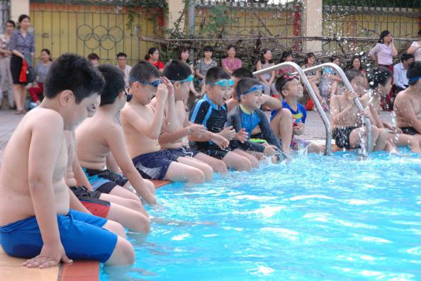 Mùa hè, cho trẻ đi bơi nhất định phải làm điều này sẽ không lo bị ốm - 1