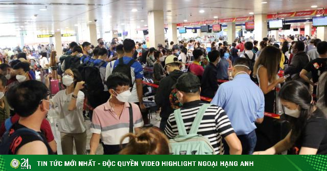 Sân bay Tân Sơn Nhất đông nghẹt người về quê nghỉ lễ