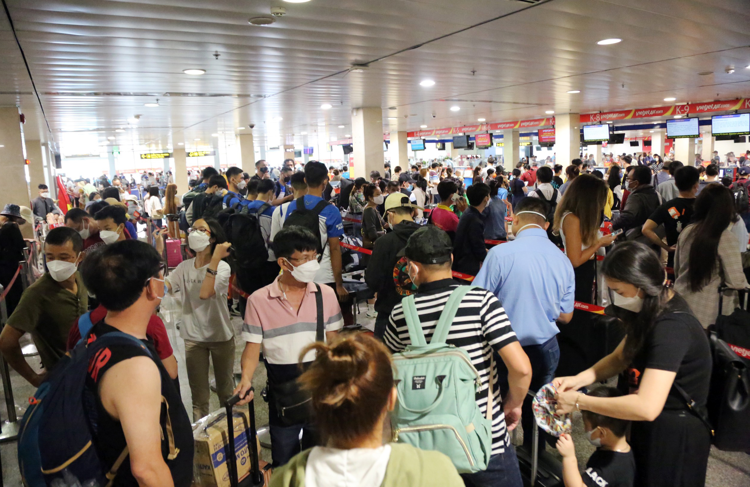 Sân bay Tân Sơn Nhất đông nghẹt người về quê nghỉ lễ - 1