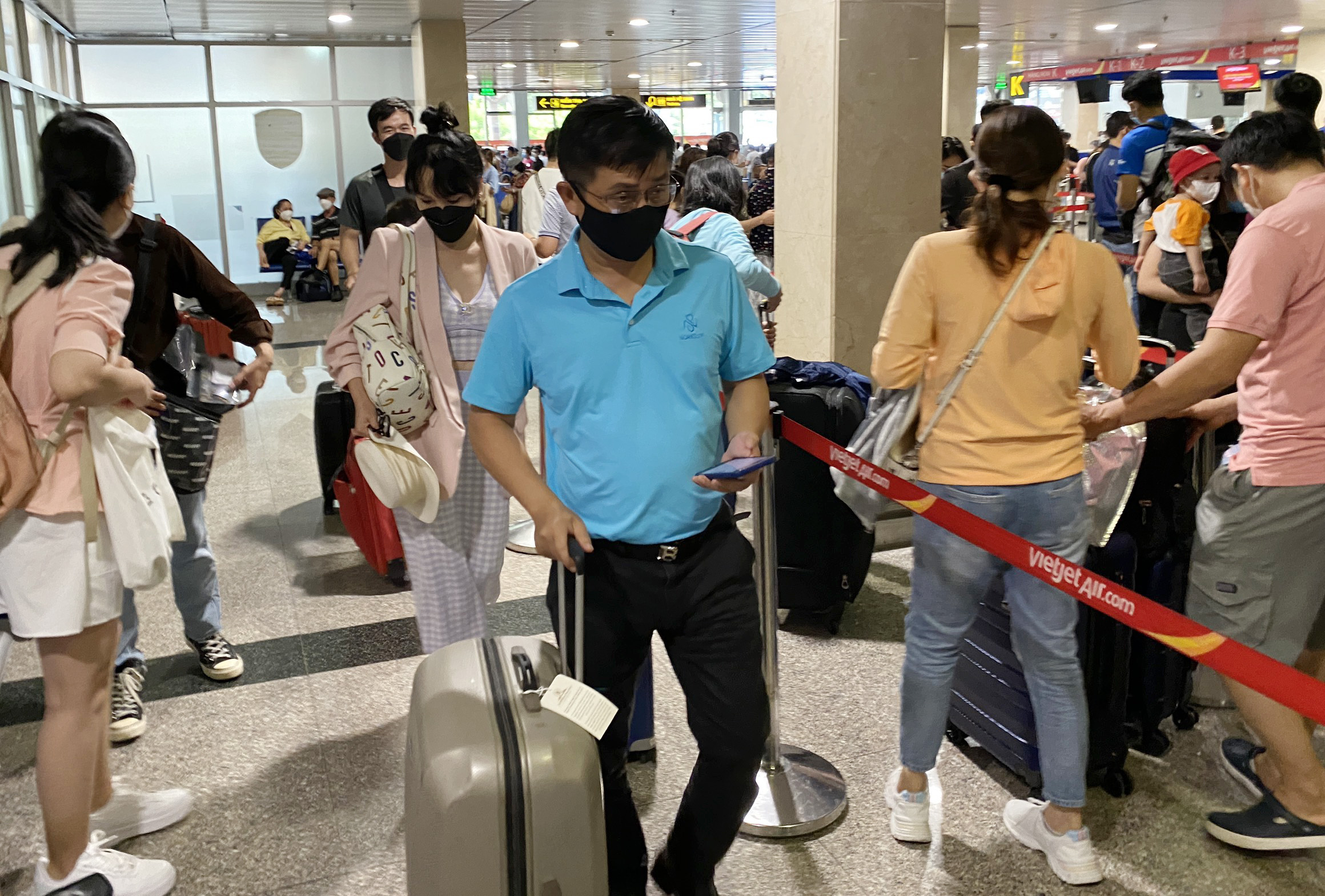 Sân bay Tân Sơn Nhất đông nghẹt người về quê nghỉ lễ - 10