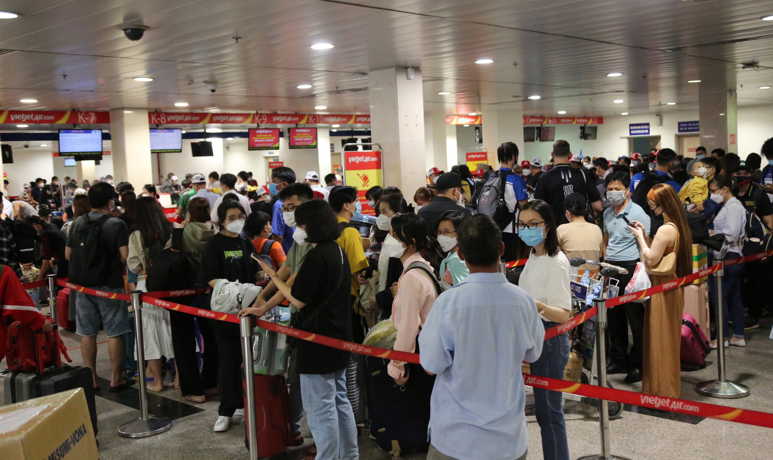 Sân bay Tân Sơn Nhất đông nghẹt người về quê nghỉ lễ - 11