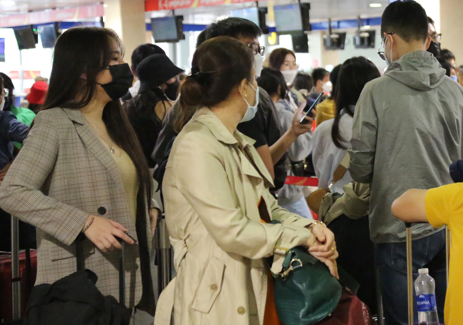 Sân bay Tân Sơn Nhất đông nghẹt người về quê nghỉ lễ - 12