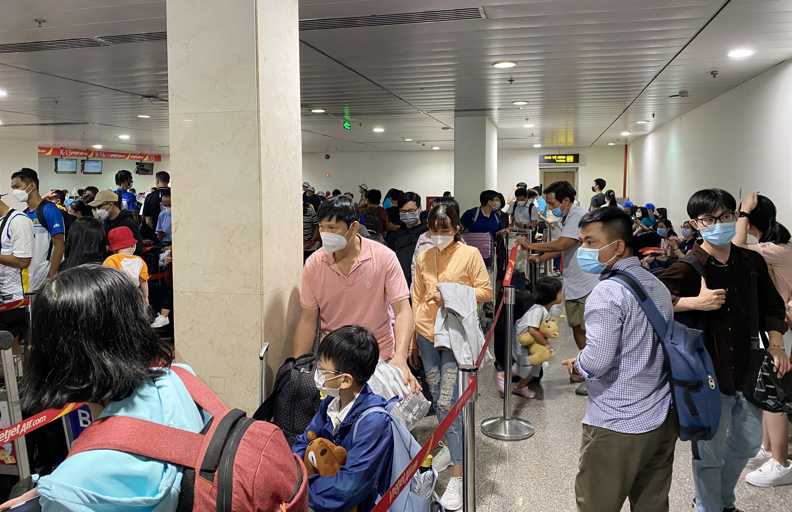 Sân bay Tân Sơn Nhất đông nghẹt người về quê nghỉ lễ - 2