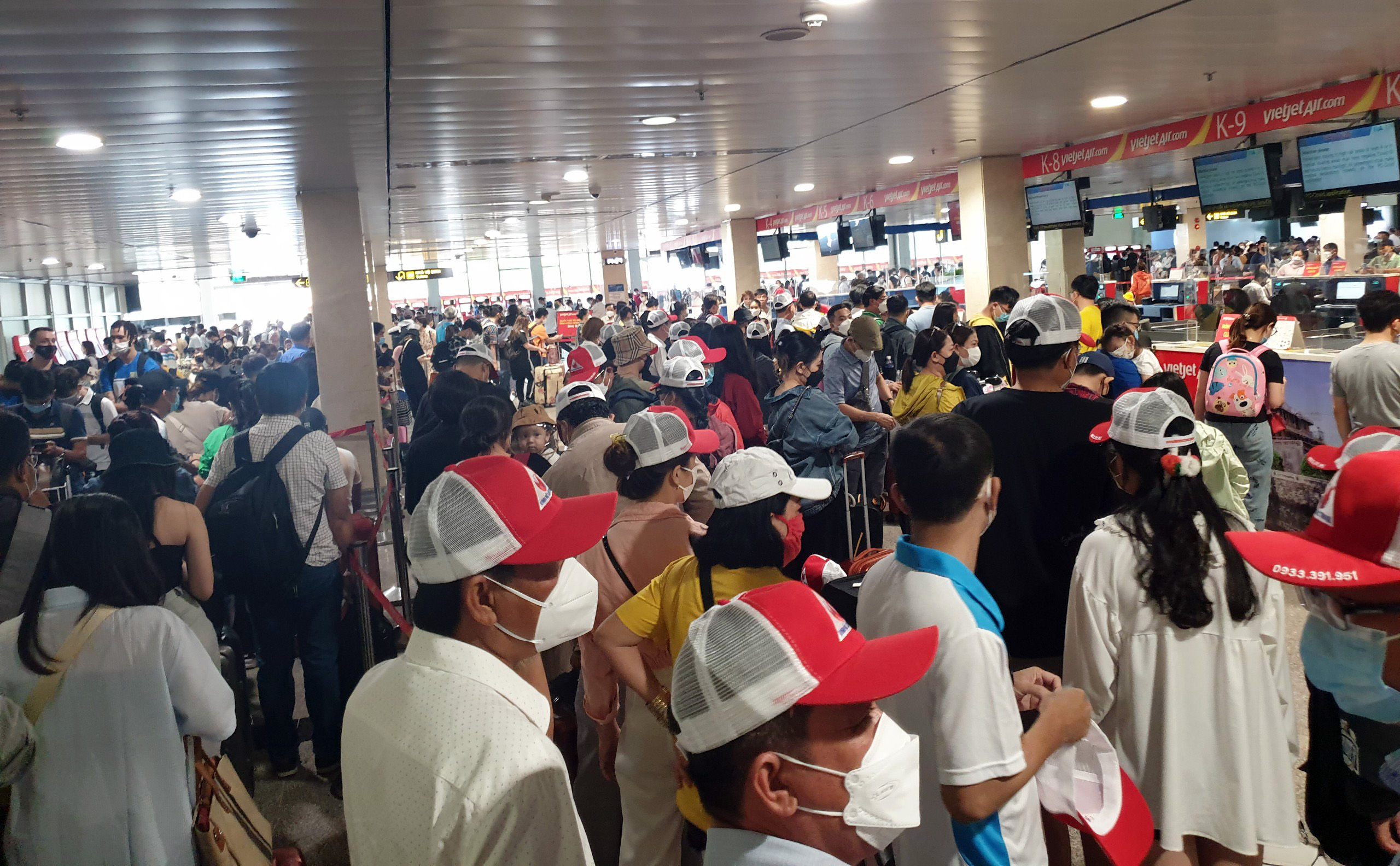 Sân bay Tân Sơn Nhất đông nghẹt người về quê nghỉ lễ - 3