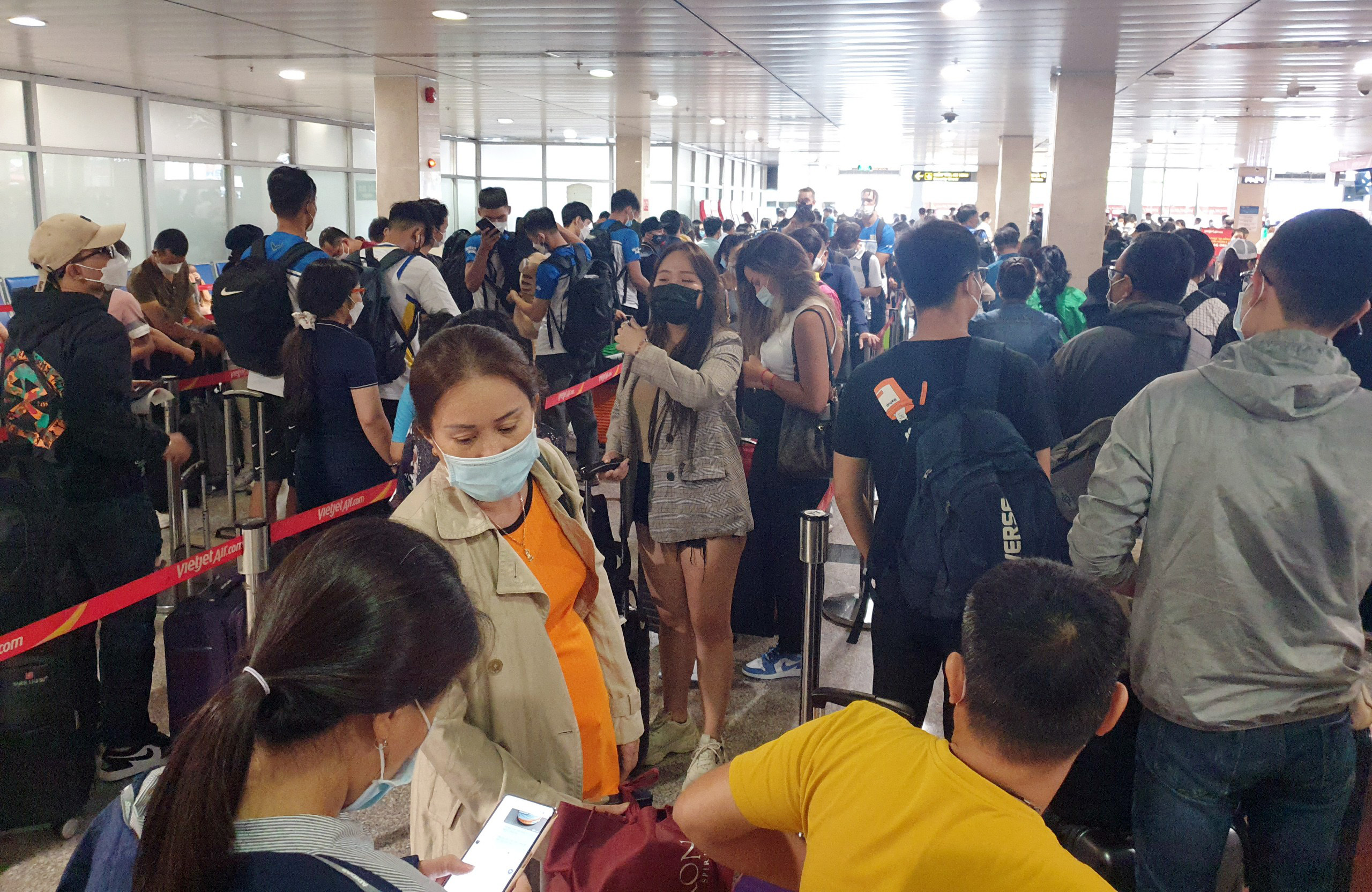 Sân bay Tân Sơn Nhất đông nghẹt người về quê nghỉ lễ - 4