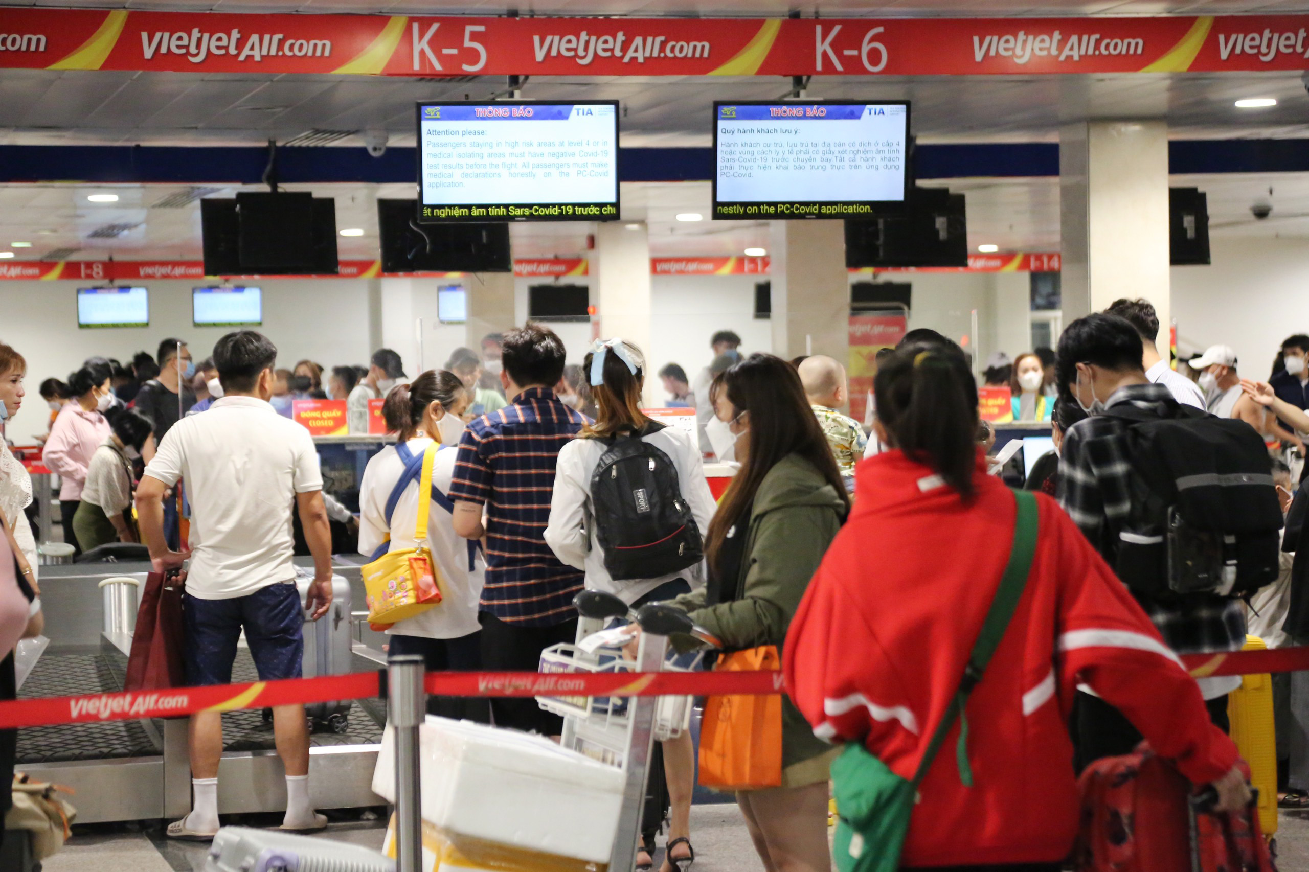 Sân bay Tân Sơn Nhất đông nghẹt người về quê nghỉ lễ - 5