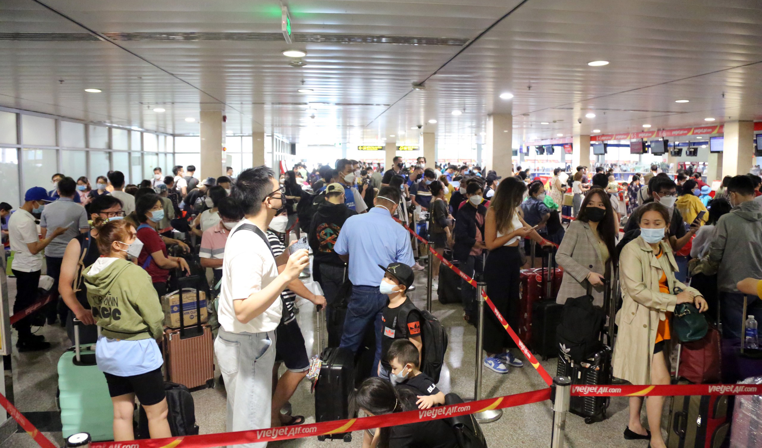 Sân bay Tân Sơn Nhất đông nghẹt người về quê nghỉ lễ - 6