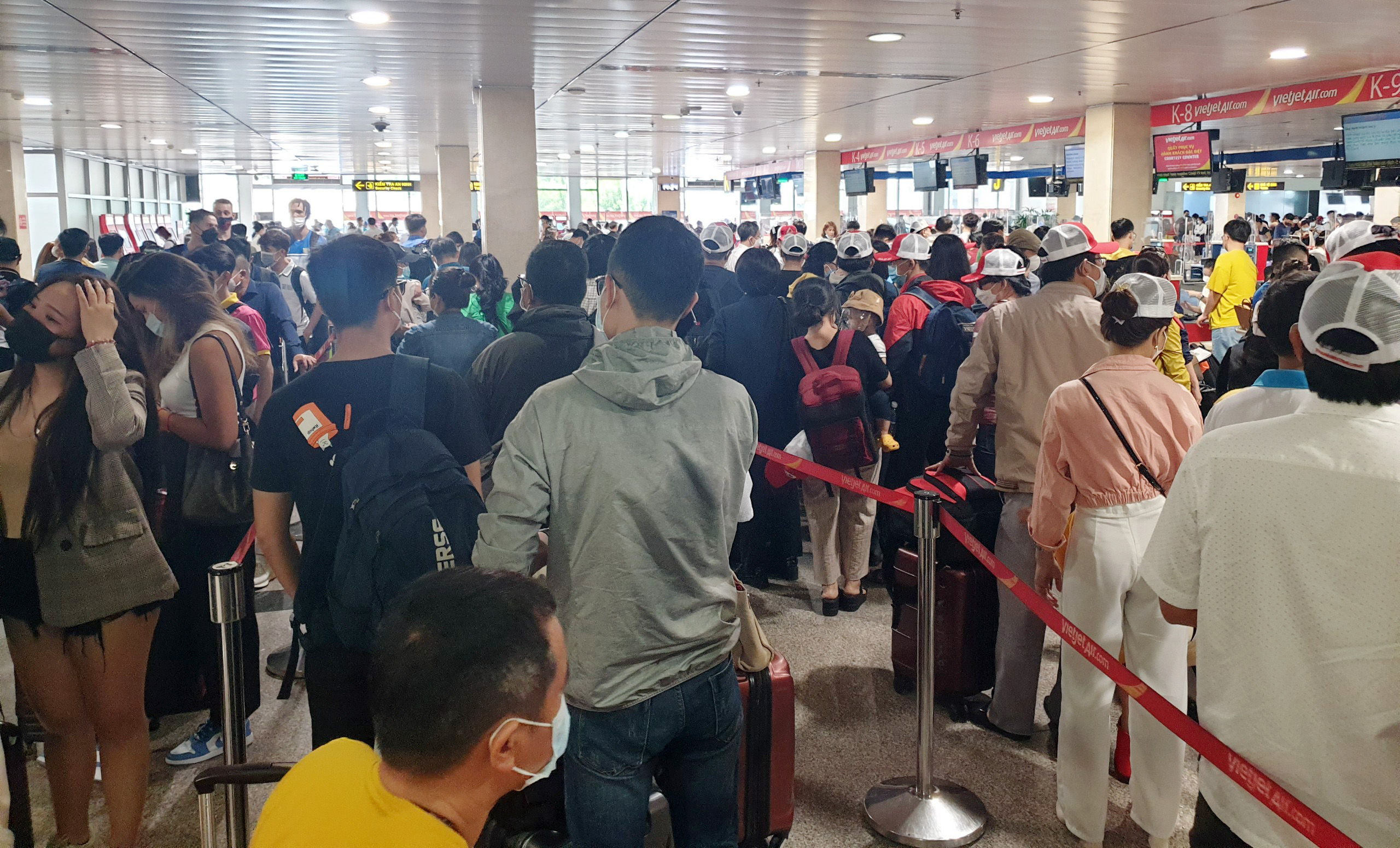 Sân bay Tân Sơn Nhất đông nghẹt người về quê nghỉ lễ - 7