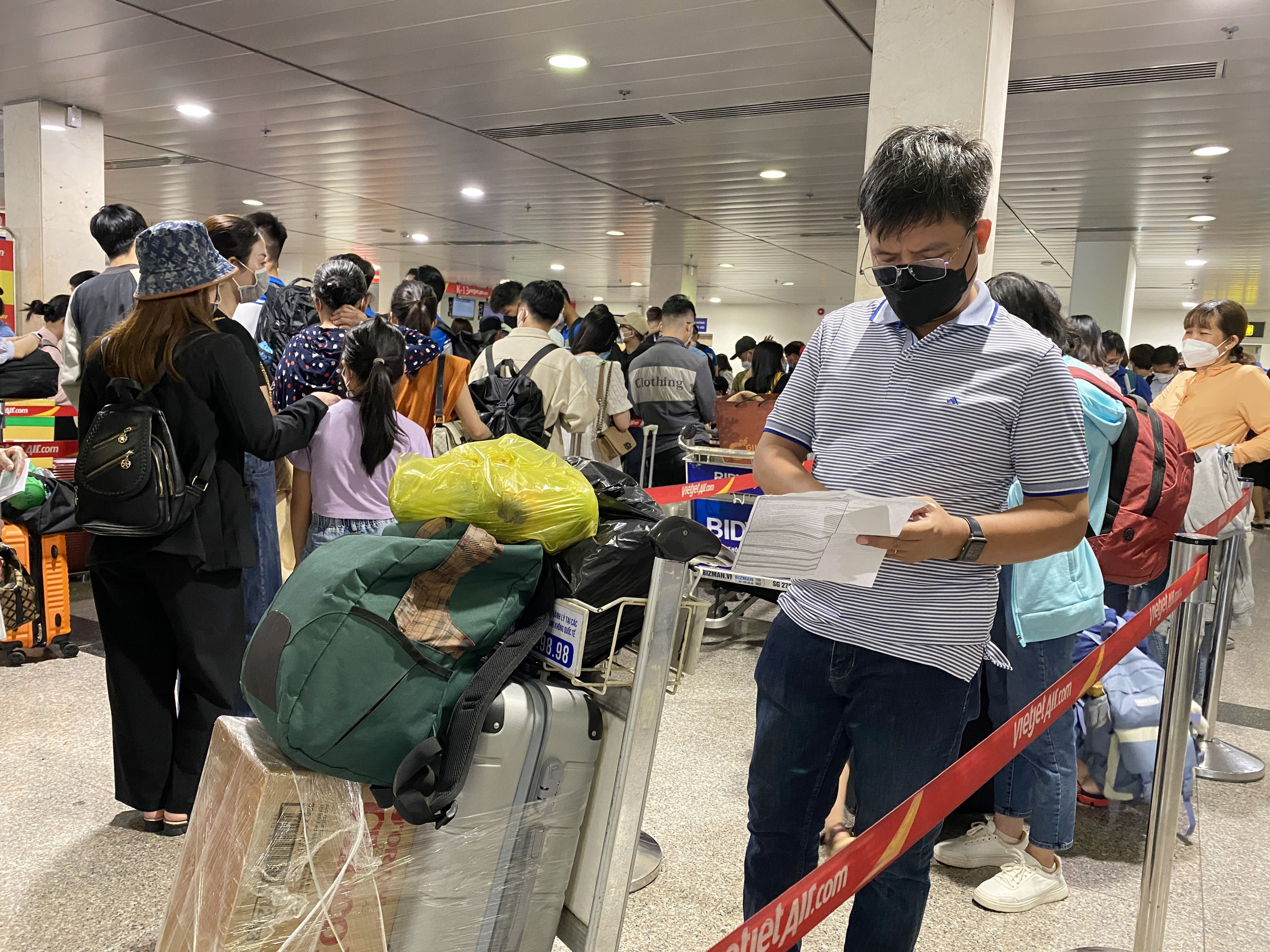 Sân bay Tân Sơn Nhất đông nghẹt người về quê nghỉ lễ - 8