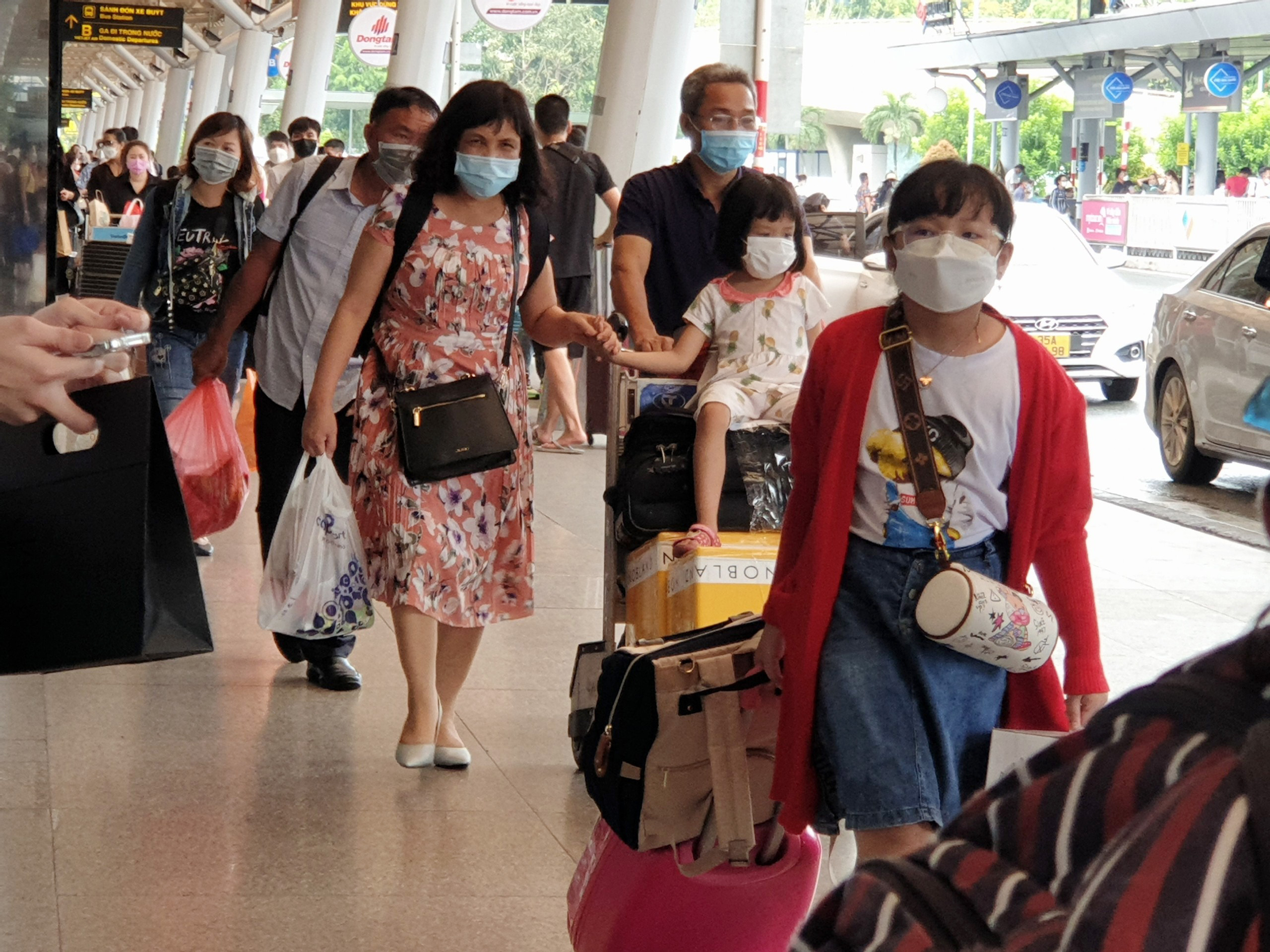Sân bay Tân Sơn Nhất đông nghẹt người về quê nghỉ lễ - 9