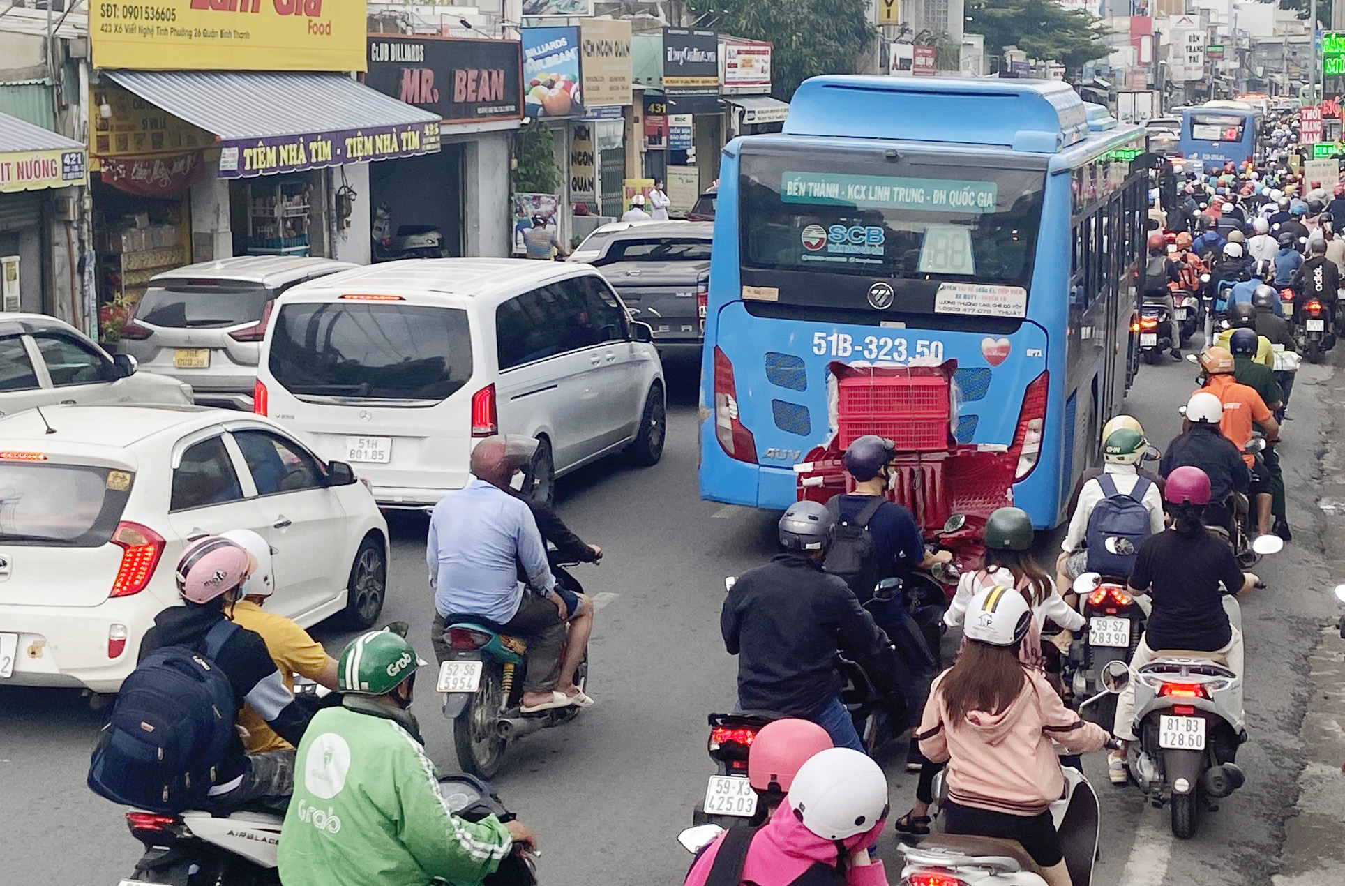 Dòng xe nối đuôi nhau về quê nghỉ lễ, các tuyến đường Hà Nội, TP.HCM tắc cứng - 8