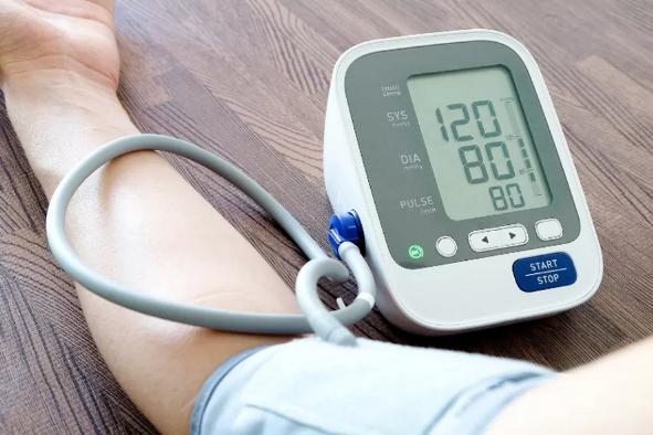 Những lỗi thường mắc khi đo huyết áp khiến kết quả sai lệch, bác sĩ chỉ rõ 7 mẹo đo cho kết quả chính xác - 1