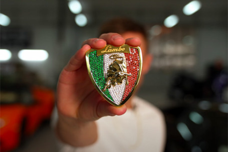 Diện kiến logo Lamborghini đính kim cương giá ngang ngửa một chiếc Lexus ES mới