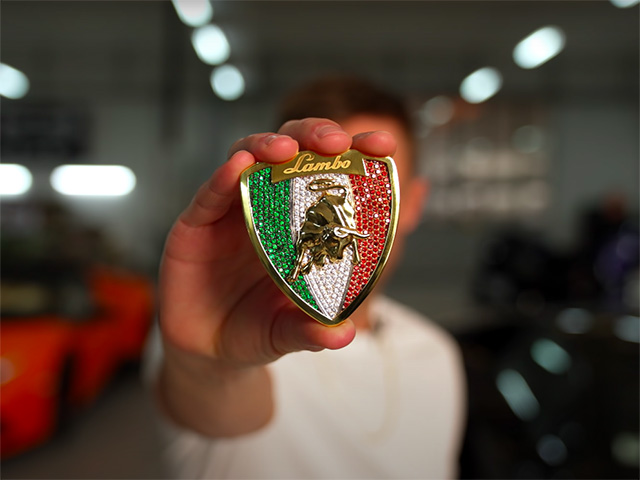 Diện kiến logo Lamborghini đính kim cương giá ngang ngửa một chiếc Lexus ES mới