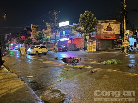 Xe máy tông ô tô vừa từ quán karaoke ra, thanh niên tử vong tại chỗ - 1