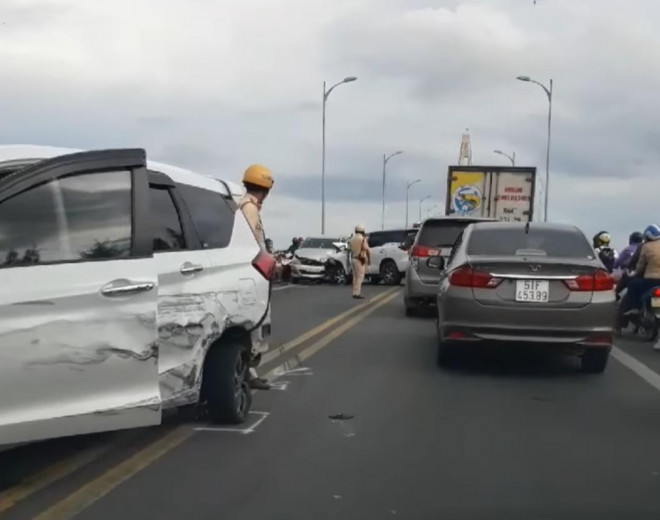 3 ô tô tông liên hoàn trên cầu Rạch Miễu, nhiều người bị thương, ùn tắc hàng km - 3