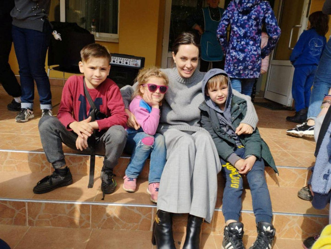 Angelina Jolie bí mật đến thăm trẻ mồ côi ở Ukraine, bỏ tin đồn nhận thêm con nuôi - 1