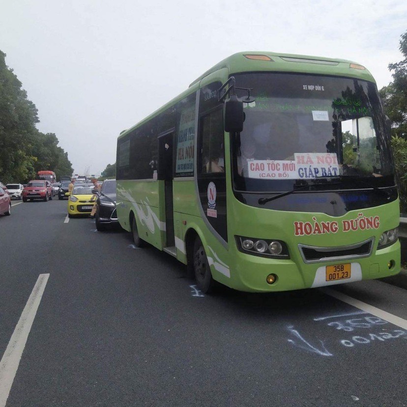 Tai nạn liên hoàn 5 ô tô trên cao tốc Pháp Vân - Cầu Giẽ, đường về Hà Nội tắc dài 4km - 2