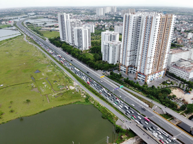 Tai nạn liên hoàn 5 ô tô trên cao tốc Pháp Vân - Cầu Giẽ, đường về Hà Nội tắc dài 4km - 3